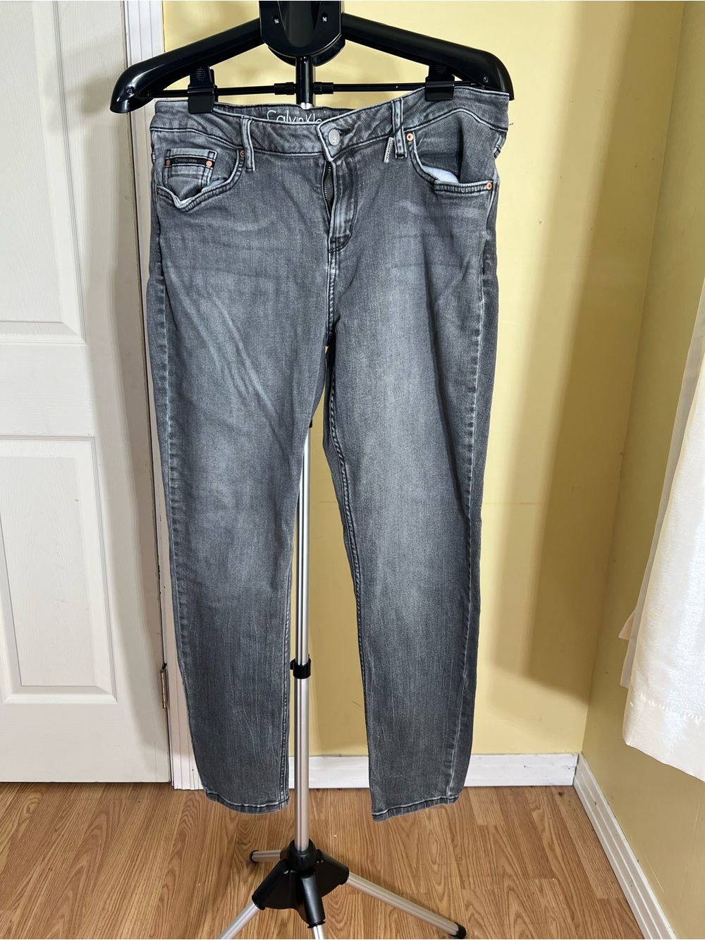 Calvin Klein Jeans Gray Wash Denim – Men’s/Women’s Size 33